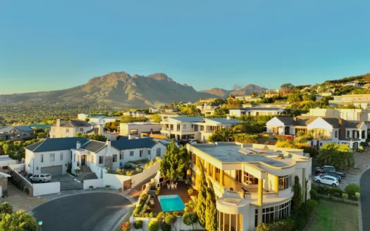 Contemporary Living In Sought After Estate