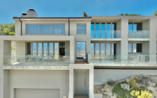 Contemporary Living In Sought After Estate