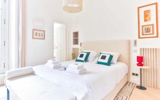 64 m² flat for 4 people ideally located in the heart of Saint Germain des Prés.