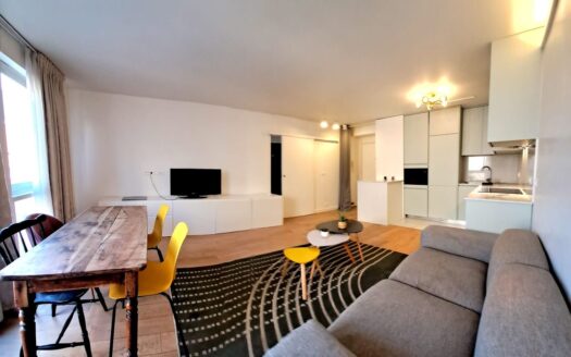 Bright apartment with separate bedroom, 4 minutes from the metro, renovated in a very quiet building.