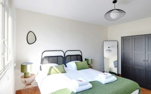 This beautiful flat is located in the heart of Boulogne, in a secure residence, near transport.