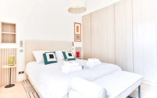 64 m² flat for 4 people ideally located in the heart of Saint Germain des Prés.