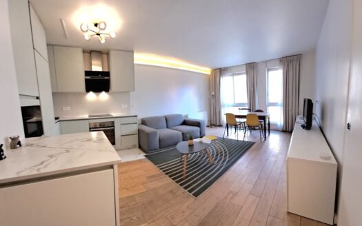 Bright apartment with separate bedroom, 4 minutes from the metro, renovated in a very quiet building.