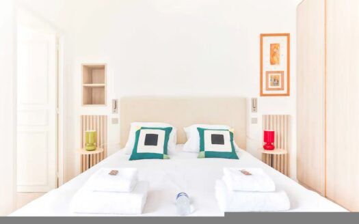 64 m² flat for 4 people ideally located in the heart of Saint Germain des Prés.