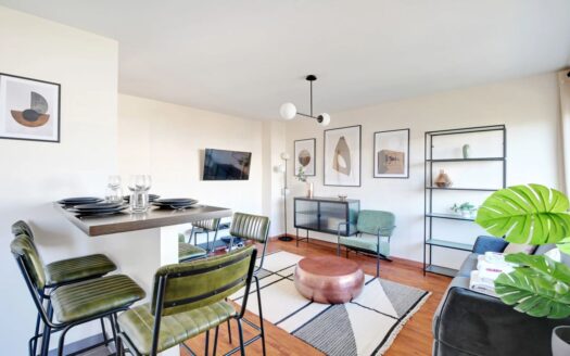 This beautiful flat is located in the heart of Boulogne, in a secure residence, near transport.